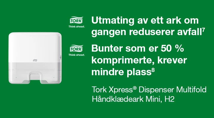 Dame som sitter ved skrivebord i ett åpnet kontorlandskap