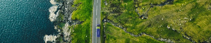 Lyreco bil som kjører langs en veien nede ved vannet