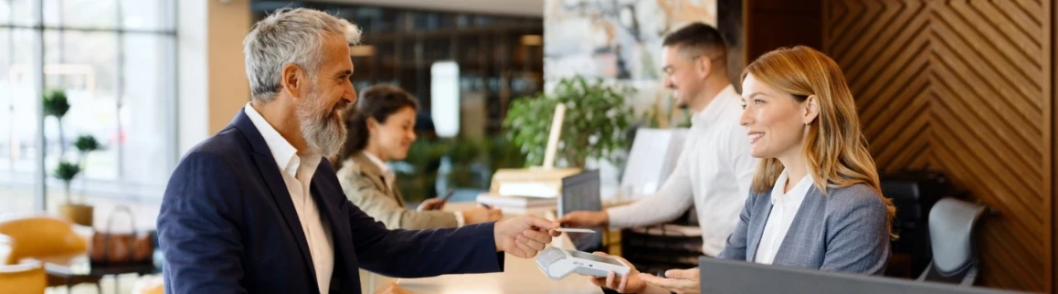 En person som betaler i en resepsjon