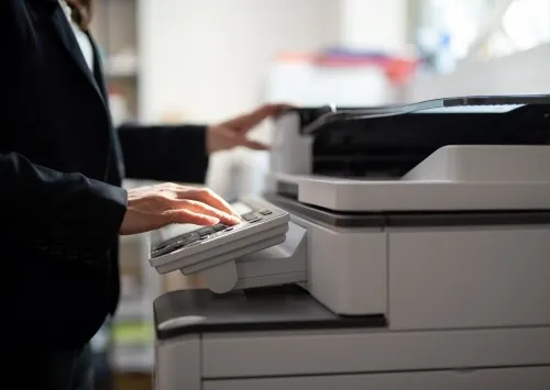 En person som plasserer kniv mens dem dekker på bordet