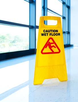 Vått gulv skilt i en gang