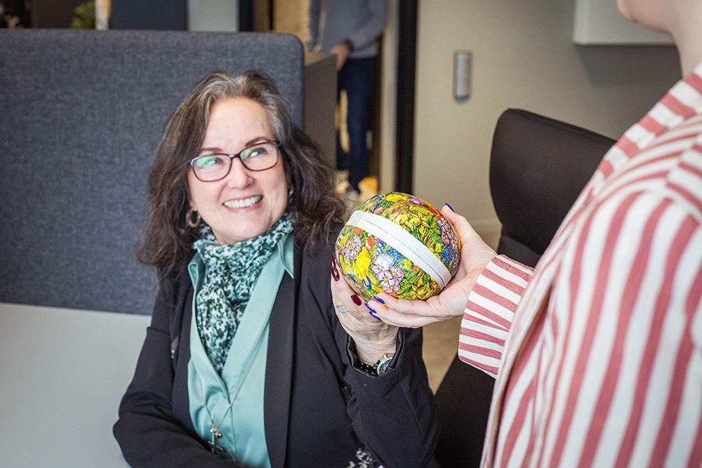 Ansatt som får påskeegg av kollega