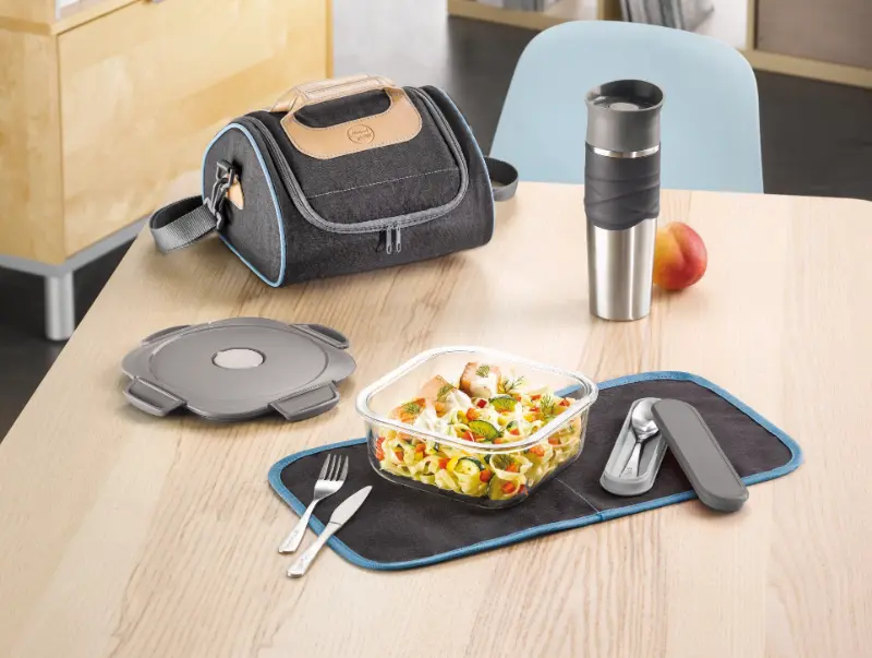 Termos og en fin matpakke med plast beholder og bestikk inni