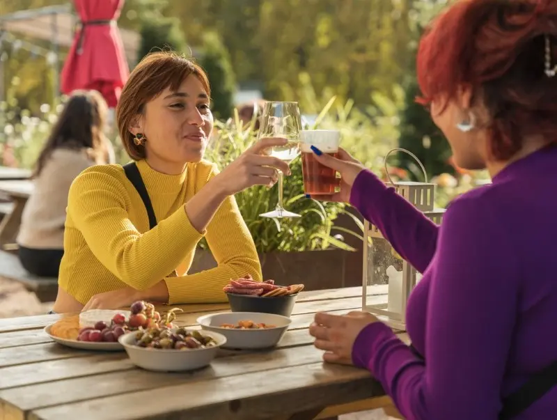 2 personer som skåler og koser seg med forskjellig mat