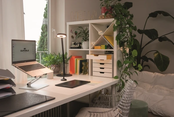 Ett rom med diverse møbler og en pastell blå glass tavle på veggen