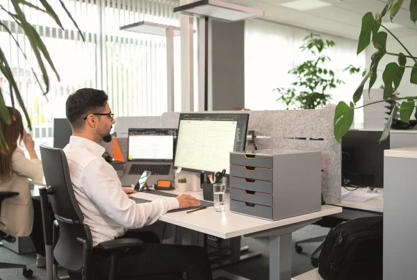 3 personer som jobber rundt en flippover.