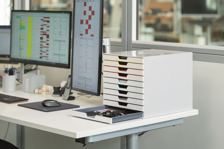 Pyntet bord, med engangs tallerken/koppere og mange dekorative produkter