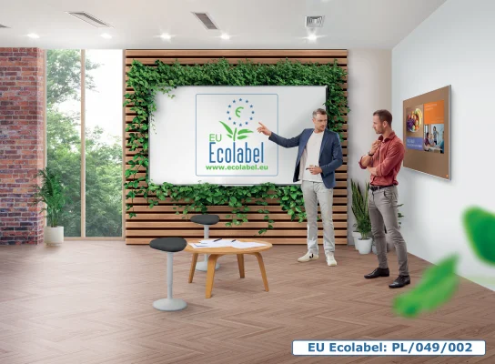 Bilde fra ett kontor hvor en dame skal makulere papirer