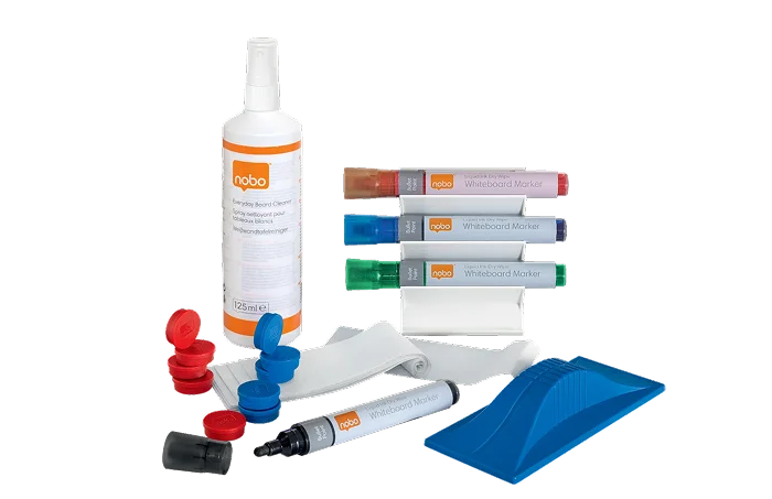 Bilde fra ett kontor hvor en dame skal makulere papirer