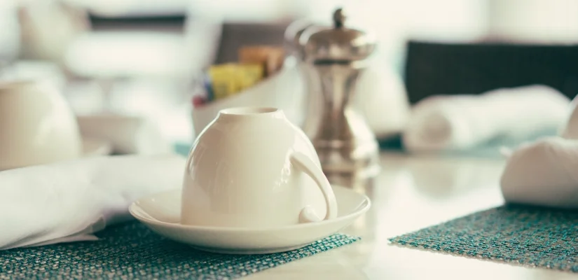 En person som plasserer kniv mens dem dekker på bordet