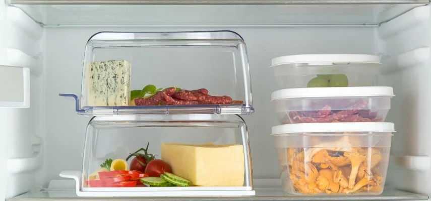 Noen som heller kaffe fra en kanne til en kopp