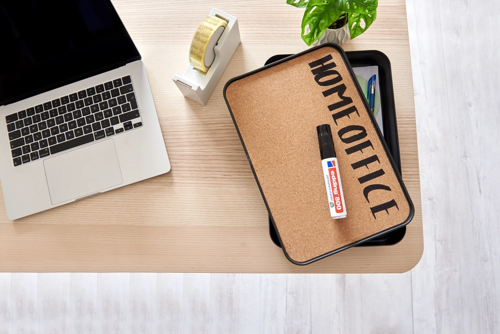 Edding penn brukt på tavle på hjemmekontor.