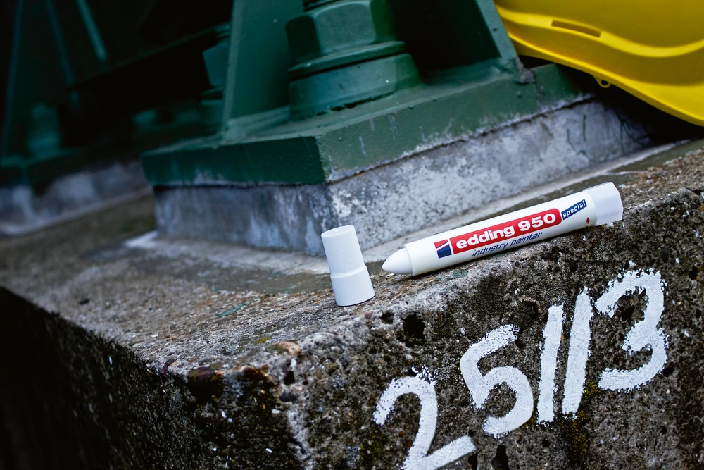 Edding industri merkepenn brukt på sten.