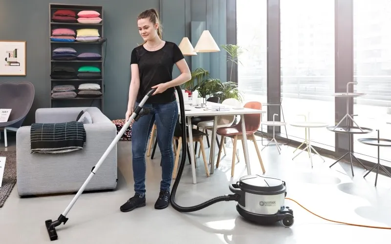 En person som støvsuger