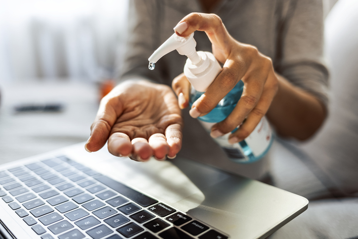 En person som tar antibakteriell på hendene