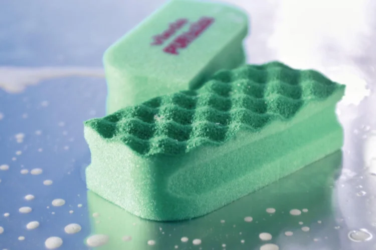 2 svamper på en såpete overflate