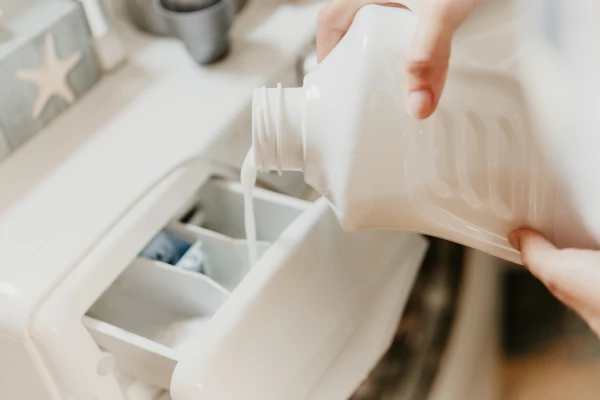 En person som legger legebenkpapir på en undersøkelsestol