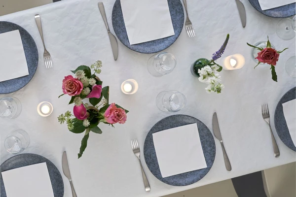 Ett bord ovenfra med duk og servise