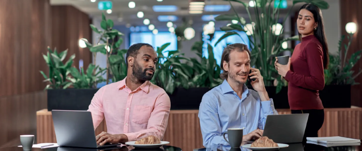 To personer som ser på skjermen til den tredje