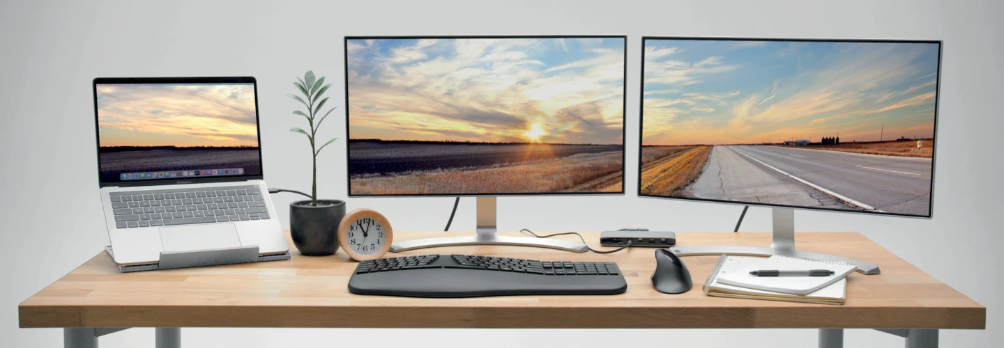 Ett skrikvebord med diverse pc tilbehør