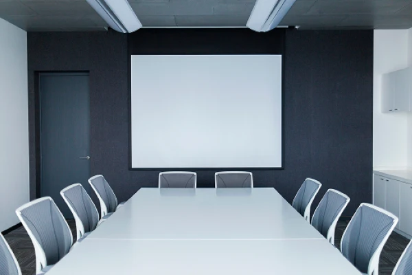 Møterom med ett lerret på veggen