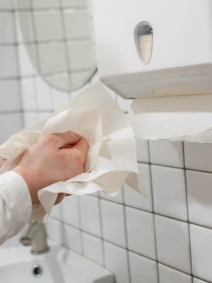 En person som tørker hendene på et bad