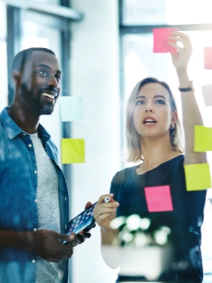 2 personer som jobber på ett kontor