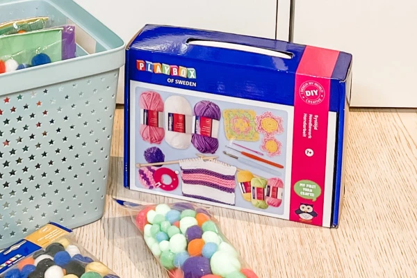 Hobbyset på et bord med forskjellige hobbyartikler