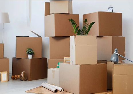 Masse pappesker stablet oppå hverandre