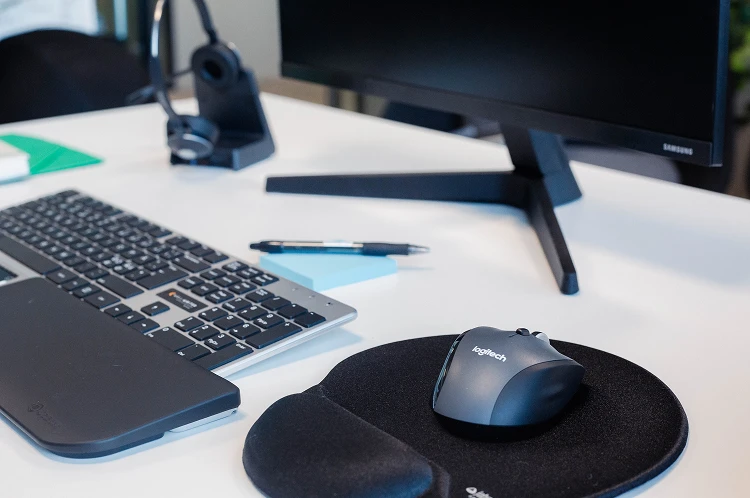 Skrivebord med datatilbehør