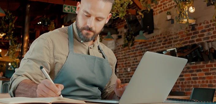 En person som fyller mat i tomme matemballasje bokser