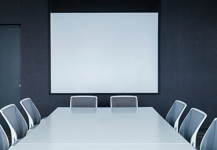 Skrivebord med datatilbehør