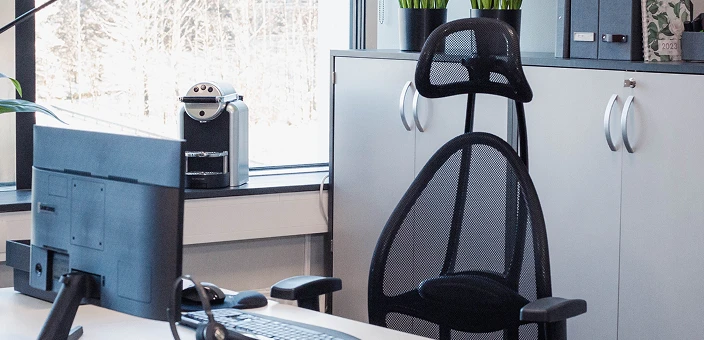 En person som plasserer kniv mens dem dekker på bordet