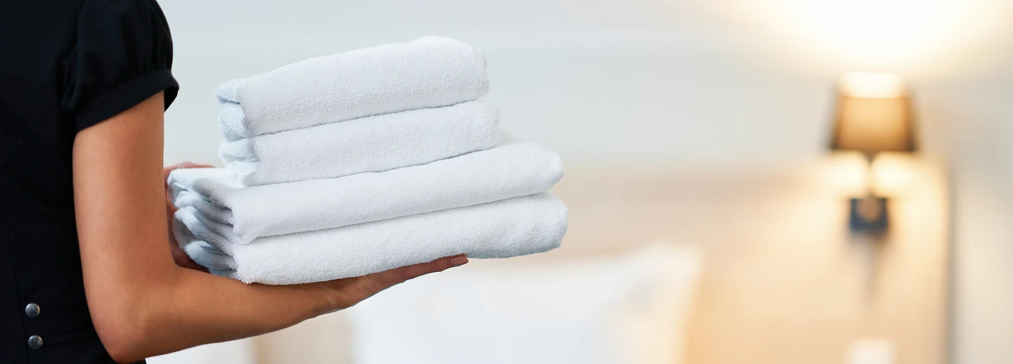 En person som holder håndkler