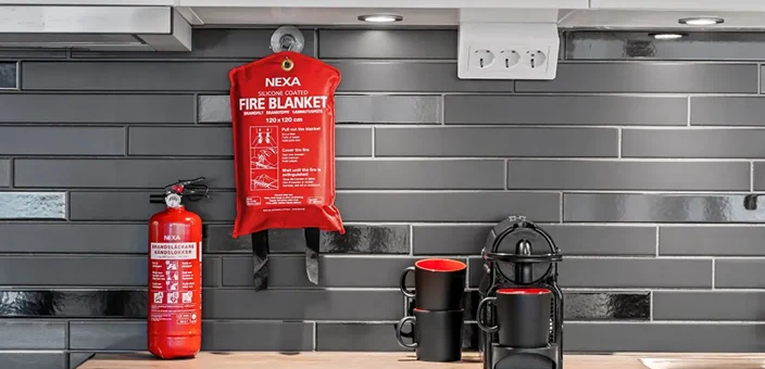 En kjøkkenbenk med kaffemaskin, branntepope og ett branslukknings apparat