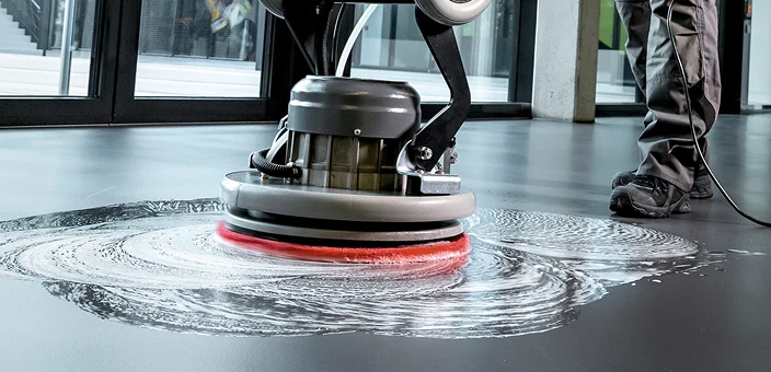 En person som boner ett gulv