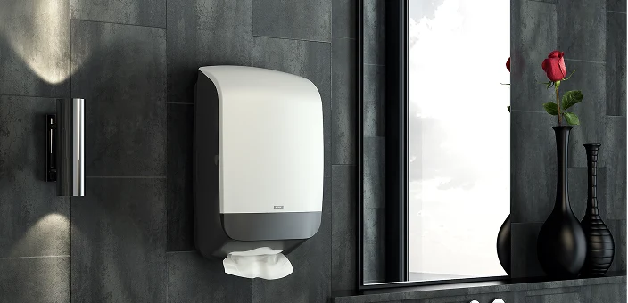 ett rom med tørkepapir holder på veggen