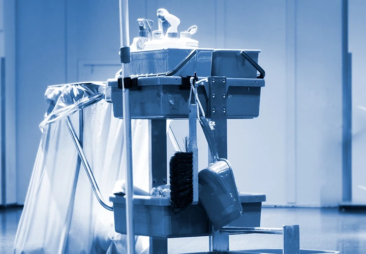 en Rengjøringsvogn med diverse utstyr