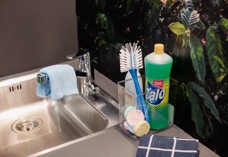 En oppvaskbenk med oppvaskkum, såpe og børste