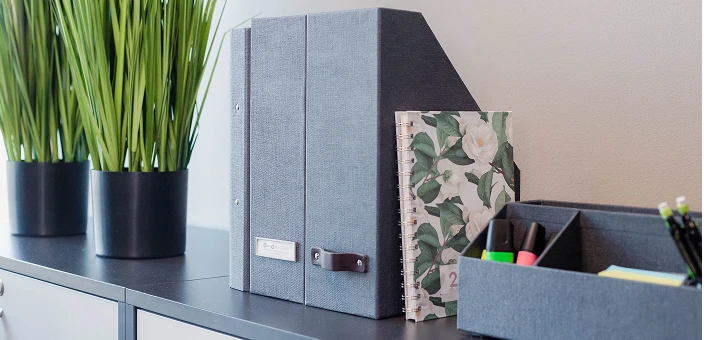 En person som fyller mat i tomme matemballasje bokser