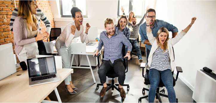 Mange mennesker på ett kontor som har en stol kjøre konkuranse