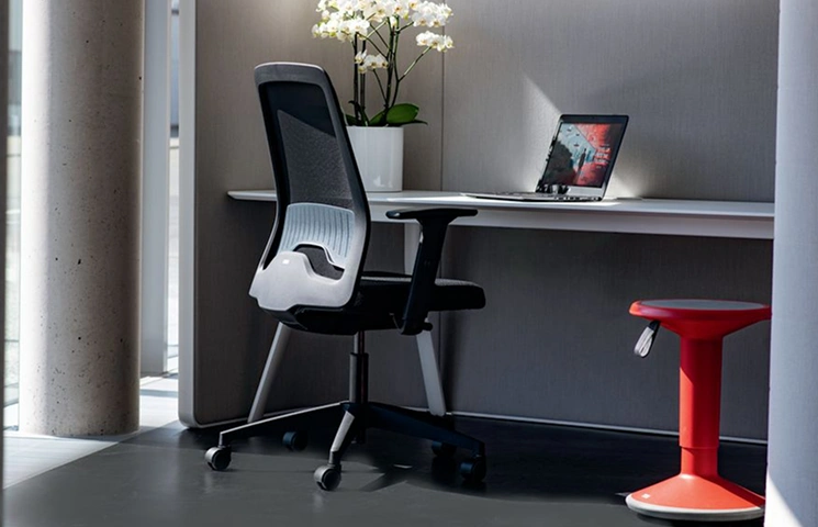 En kontorstol i ett arbeidskrok