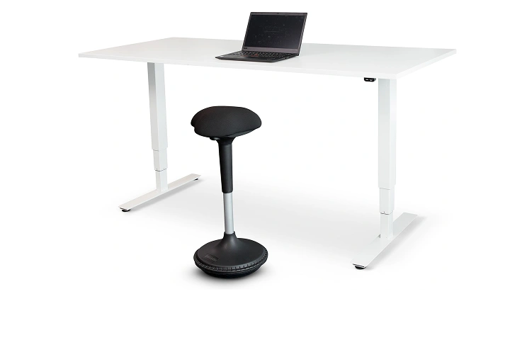Hev og senk pult med en laptop og balanse stol