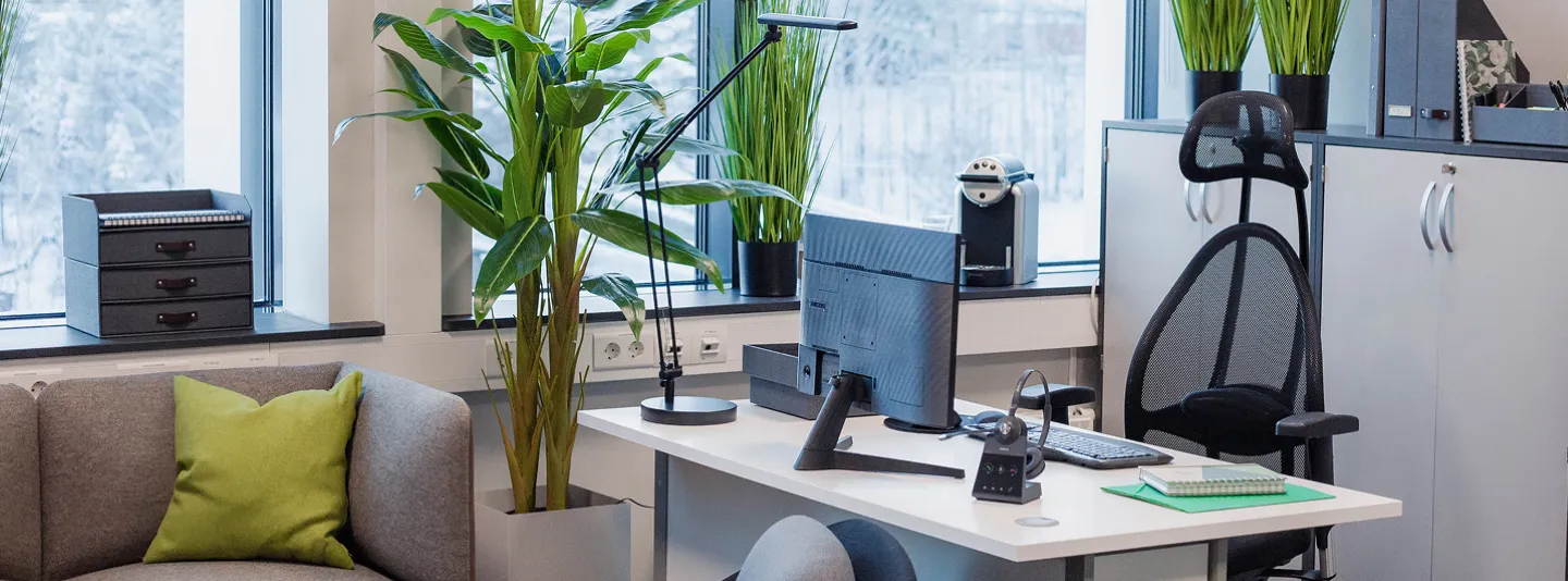 Mann som vasker vindu på en høyblokk kontor bygg