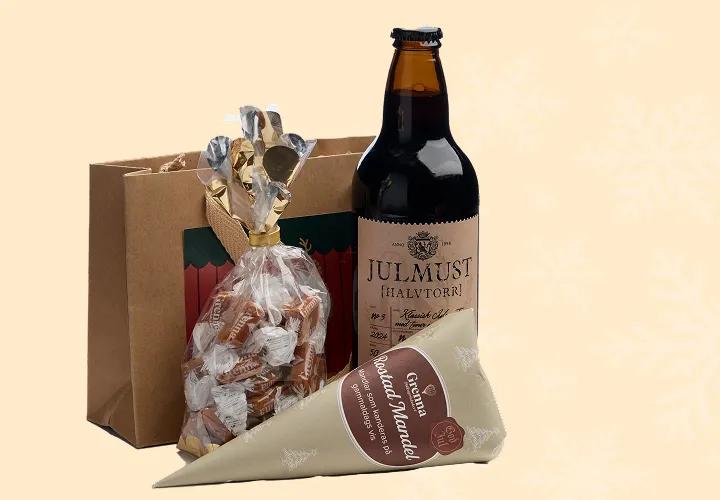 Diverse produkter som julmust, risted mandler og karamel med en eldre papir stil etikett