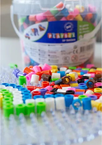 Ett perlebrett og perler fra playbox