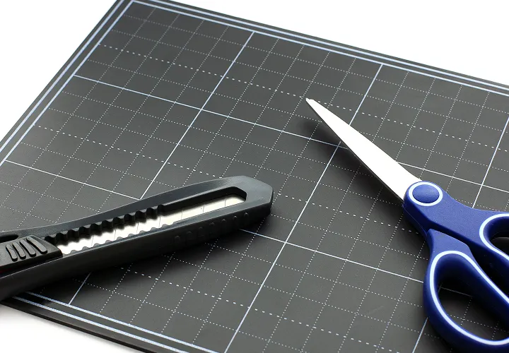 Ett skjærebrett, saks og skjæreknive