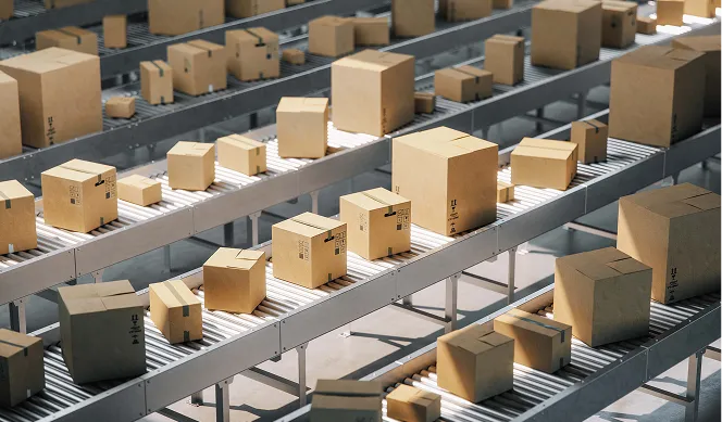En rom med pakker på rullebånd som fraktes rundt
