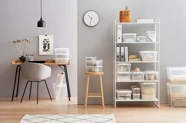 Ett barn som klipper ett gult ark