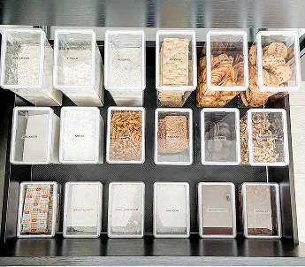 Mange oppbearingsbokser i en kjøkken skuff